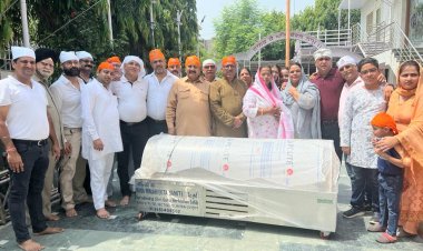 नोएडा पंजाबी एकता समिति ने सेक्टर 12 के गुरूद्वारे में डेड बॉडी फ्रीज़र किया भेंट