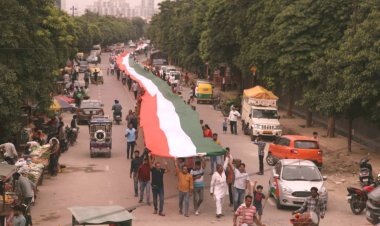 महादेव अपार्टमेंट निवासियों ने किया 1000 फुट लंबे तिरंगे का स्वागत