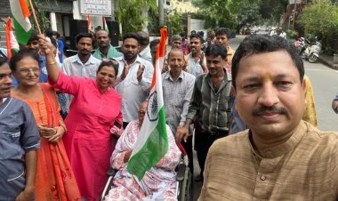 सहयोग दिल्ली के अध्यक्ष व निगम पार्षद मनोनीत मनोज कुमार जैन और दरियागंज आरडब्ल्यू के द्वारा निकाली गई तिरंगा यात्रा