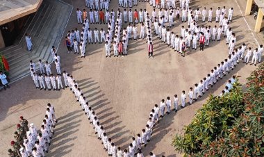 मानव श्रृंखला द्वारा छात्रों ने भारत के नक़्शे में वंदे मातरम की रचना की