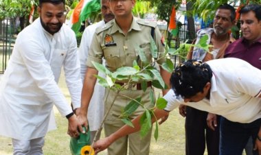 नोएडा सेक्टर- 9 के व्यापारियों द्वारा किया गया ध्वजारोहण