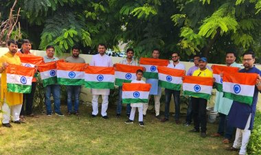 स्लम एरिया में झुग्गी झोपड़ी के बच्चों के साथ मनाया आजादी का अमृत महोत्सव