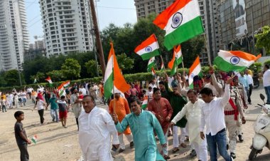 गोल्फ सिटी सोसाइटी में मनाया गया 77वां स्वतंत्रता दिवस, निकाली विशाल भगवा यात्रा