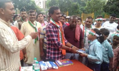 ध्वजारोहण कर बच्चों को किया गया पाठय सामग्री का वितरण - ब्रह्मपाल सिंह