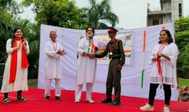 डी ब्लॉक आरडब्लूए सेक्टर 20 ने स्वतंत्र दिवस पर गार्डों को किया सम्मानित