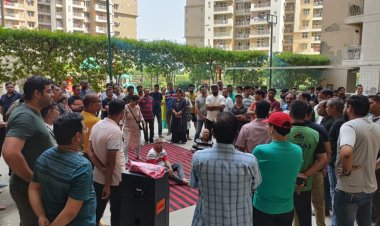 महागुन माइवुड्स सोसाइटी के बिल्डर द्वारा थोपी जा रही एओए के खिलाफ निवासियों का विरोध प्रदर्शन