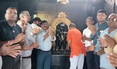 शनि देव का पंचामृत अभिषेक कर मनाया जन्मदिन