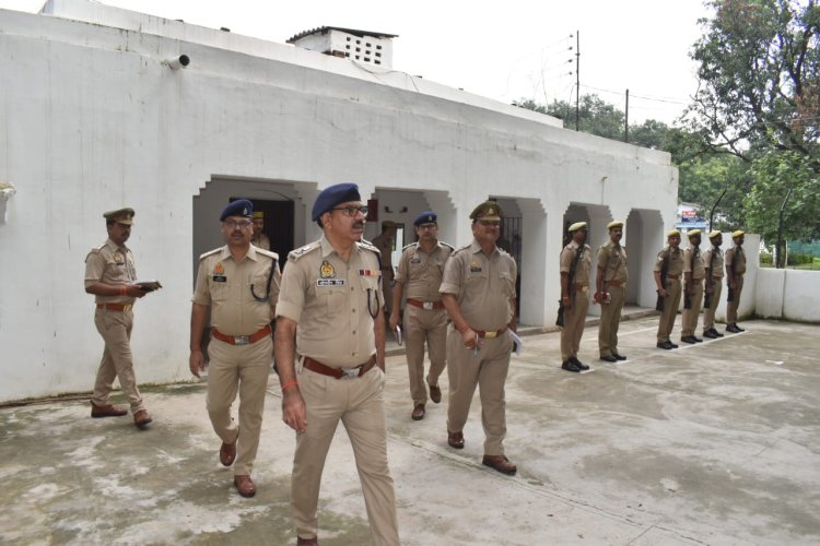 एस पी ने परेड का लिया सलामी सुरक्षा उपकरणों का किया जांच