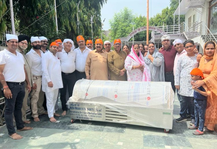 नोएडा पंजाबी एकता समिति ने सेक्टर 12 के गुरूद्वारे में डेड बॉडी फ्रीज़र किया भेंट