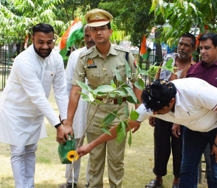 नोएडा सेक्टर- 9 के व्यापारियों द्वारा किया गया ध्वजारोहण