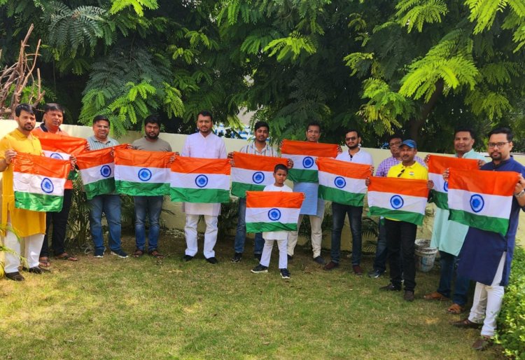 स्लम एरिया में झुग्गी झोपड़ी के बच्चों के साथ मनाया आजादी का अमृत महोत्सव