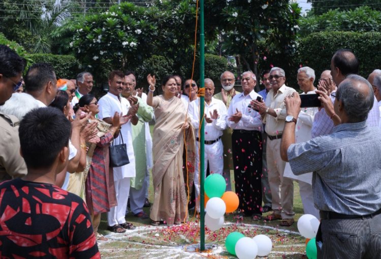 क्लब 27 में विमला बाथम ने किया ध्वजारोहण