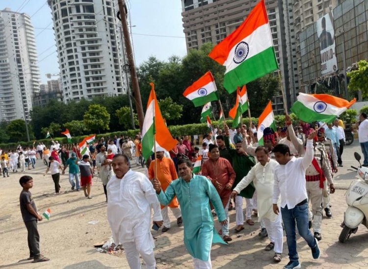 गोल्फ सिटी सोसाइटी में मनाया गया 77वां स्वतंत्रता दिवस, निकाली विशाल भगवा यात्रा