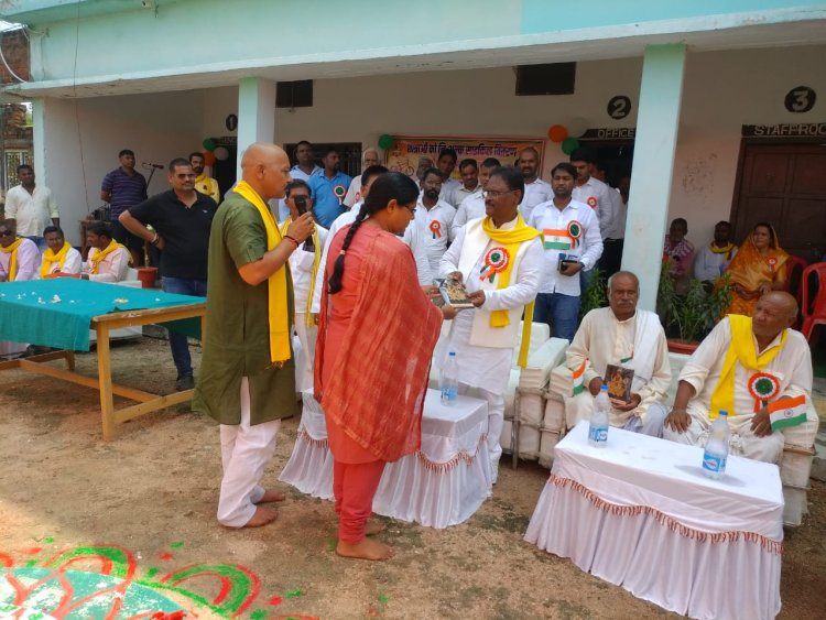 विधायक के हाथों सायकिल पाकर छात्राओ के खिले चेहरे-