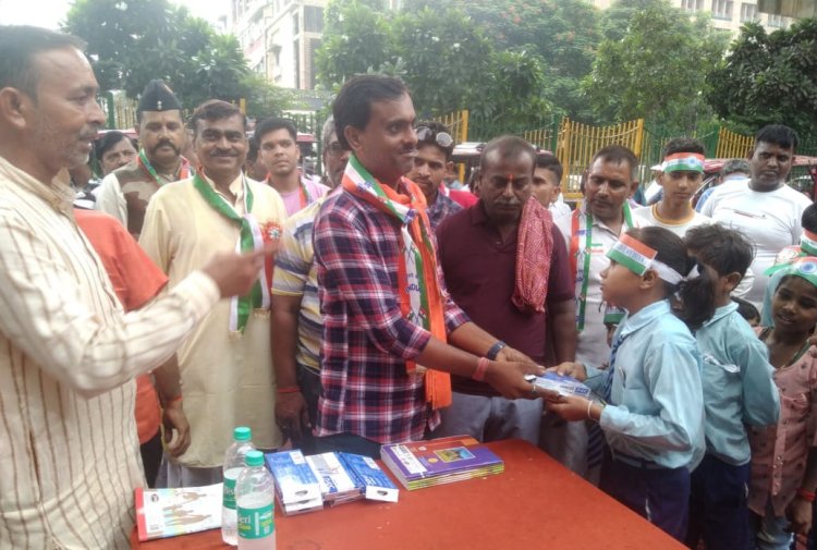 ध्वजारोहण कर बच्चों को किया गया पाठय सामग्री का वितरण - ब्रह्मपाल सिंह