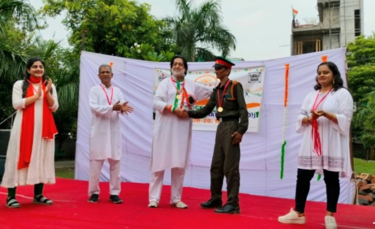 डी ब्लॉक आरडब्लूए सेक्टर 20 ने स्वतंत्र दिवस पर गार्डों को किया सम्मानित