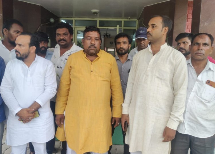 समीक्षा बैठक में प्राधिकरण के रवैये से परेशान हुये रविन्द्र प्रधान 