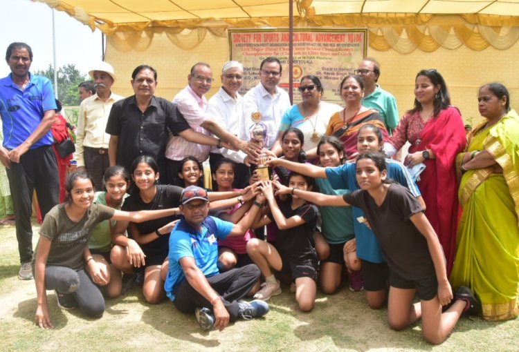 12वीं मेजर ध्यान चंद क्रॉस कंट्री रेस का किताब गर्ल्स कैटेगरी में महामाया बालिका इंटर कॉलेज एवं विश्व भारती पब्लिक स्कूल ने जीता