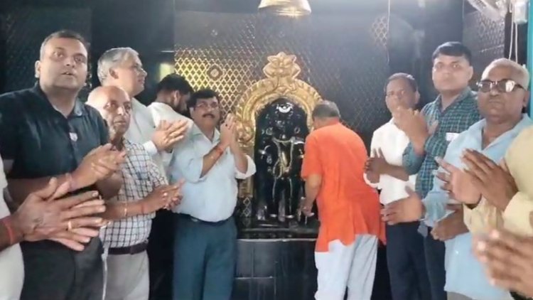 शनि देव का पंचामृत अभिषेक कर मनाया जन्मदिन