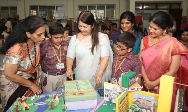 डिजिटल फ़ास्ट को प्रदर्शित करता हुआ नुक्कड़ नाटक और उत्कृष्ट प्रदर्शनी