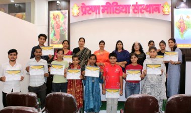 कम्प्यूटर का नि:शुल्क प्रशिक्षण ले चुके विद्यार्थियों को दिए गए प्रमाणपत्र