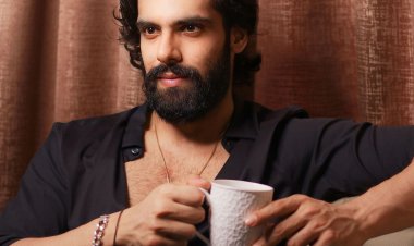 SRG फ़िल्म्स इंटरनैशनल ने पोस्टर लॉन्च के ज़रिए शानदार फ़िल्म 'हम तुम्हें चाहते हैं' का किया ऐलान