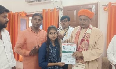 बलिया सांसद ने वितरित किया आयुष्मान भारत योजना और आधार कार्ड