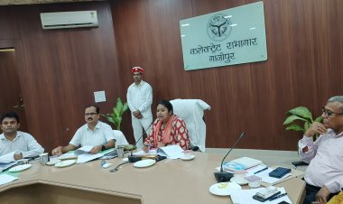 जिलाधिकारी आर्यका अखौरी ने जखनिया बाराचवर और भांवरकोल के खंड शिक्षा अधिकारी से मांगा स्पष्टीकरण