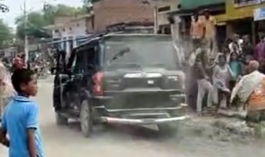 जमीनी विवाद को लेकर दो पक्षों में पुलिस के सामने खूनी संघर्ष 