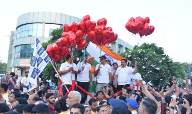 चलता रहे मेरा दिल' वॉकथॉन के मौके पर पहुंचे क्रिकेटर भुवनेश्वर कुमार और सबा करीम