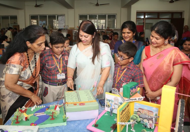 डिजिटल फ़ास्ट को प्रदर्शित करता हुआ नुक्कड़ नाटक और उत्कृष्ट प्रदर्शनी