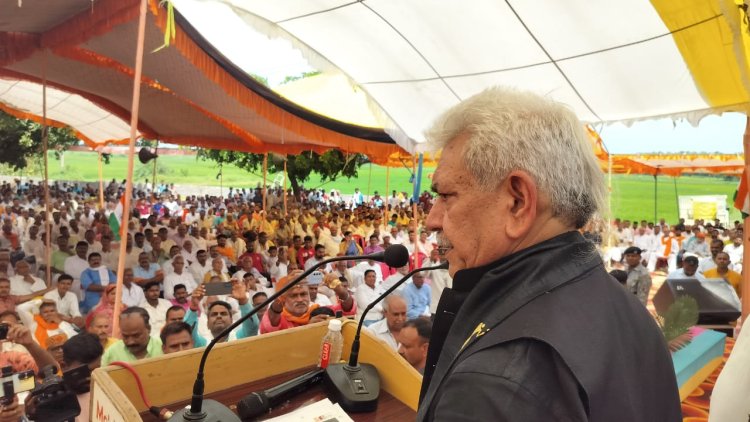 एल जी मनोज सिन्हा ने किया शिलापट्ट और मुर्ती का अनावरण 