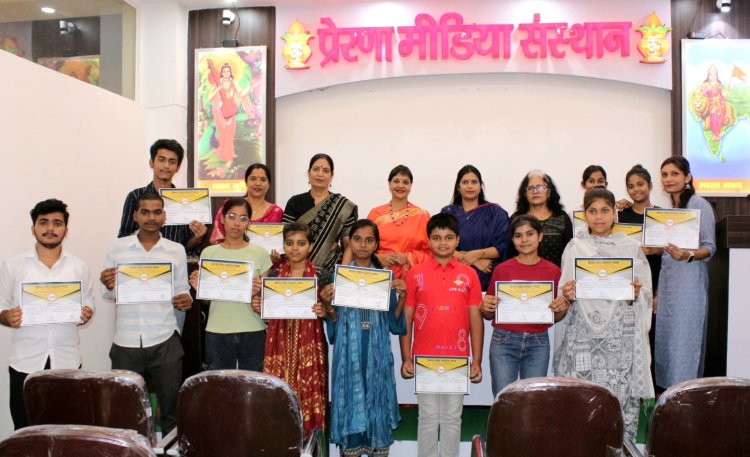 कम्प्यूटर का नि:शुल्क प्रशिक्षण ले चुके विद्यार्थियों को दिए गए प्रमाणपत्र