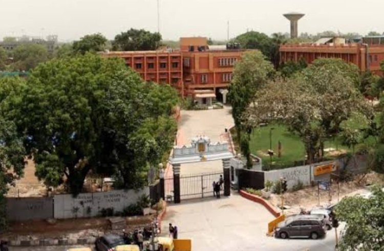 दिल्ली यूनिवर्सिटी (डीयू) के वेंकटेश्वर कॉलेज में पिछले दिनों हुई धर्म के नाम पर अभद्र टिप्पणी