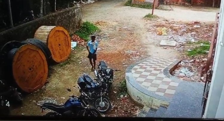 अर्धनिर्मित ट्रामा सेन्टर से गार्ड का मोटर साइकिल ले उड़ा चोर, हुआ कैमरे में कैद 