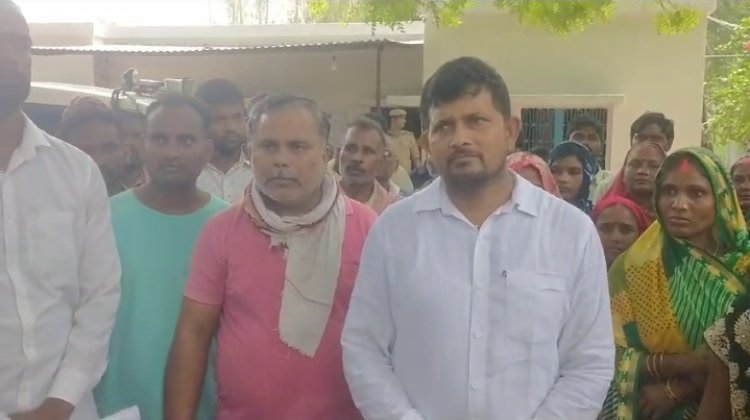 शमशान घाट निर्माण के पहले ही उग्र हुए ग्रामीणों ने प्रधान के खिलाफ़ किया प्रदर्शन