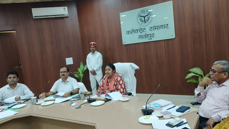 जिलाधिकारी आर्यका अखौरी ने जखनिया बाराचवर और भांवरकोल के खंड शिक्षा अधिकारी से मांगा स्पष्टीकरण