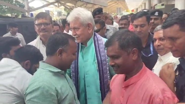 पूर्व सांसद और एलजी मनोज सिन्हा का वाराणसी हवाई अड्डा पर भाजपाइयों ने किया स्वागत