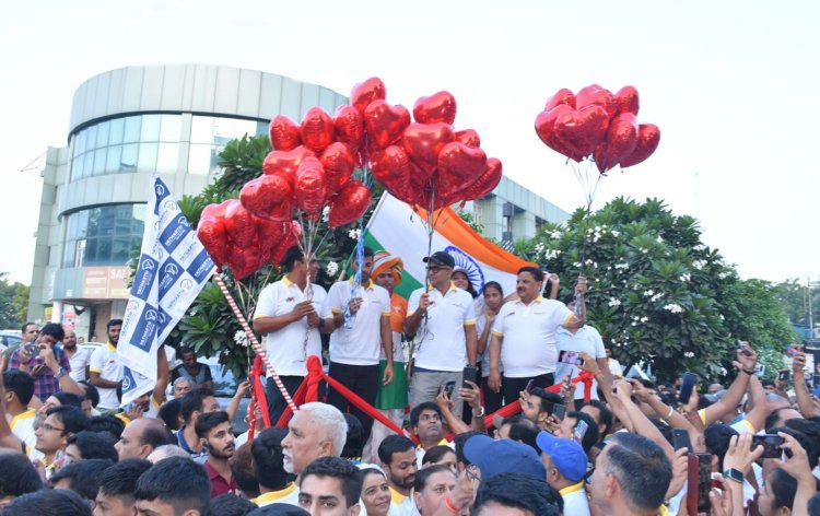 चलता रहे मेरा दिल' वॉकथॉन के मौके पर पहुंचे क्रिकेटर भुवनेश्वर कुमार और सबा करीम