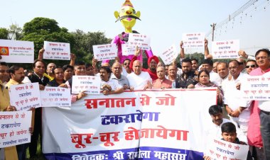 रामलीला महासंघ का विरोध प्रदर्शन, सनातन का अपमान करने वालो के पुतले को जूते मारे 