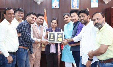 इलेक्ट्रॉनिक एवं प्रिंट मीडिया वेलफेयर एसोसिएशन द्वारा नोएड़ा पुलिस आयुक्त का किया गया सम्मान