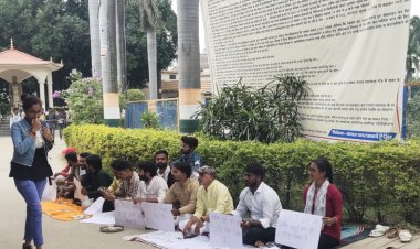 छात्र नेताओं ने भिक्षाटन कर कालेज प्रशासन को दिखाया आईना