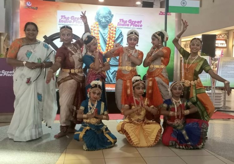 गांधी जयंती की पूर्व संध्या पर जीआईपी मॉल में हुआ सांस्कृतिक कार्यक्रम