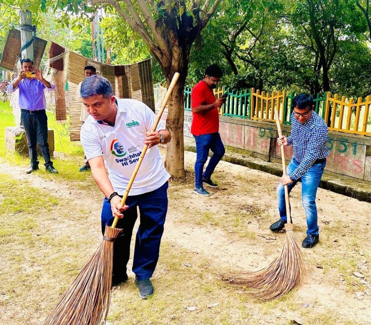 एक घंटे श्रमदान कर बापू को अर्पित की 'स्वच्छांजलि'