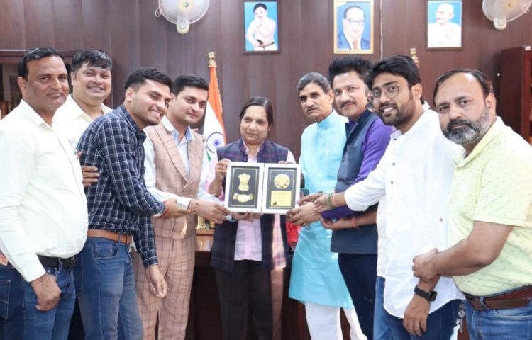 इलेक्ट्रॉनिक एवं प्रिंट मीडिया वेलफेयर एसोसिएशन द्वारा नोएड़ा पुलिस आयुक्त का किया गया सम्मान