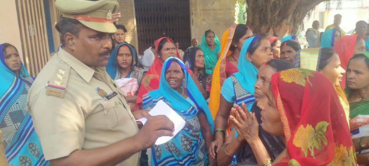 सैकड़ो महिलाओं ने बीडीओ को किया कार्यालय में कैद, पुलिस के छूटे पसीने
