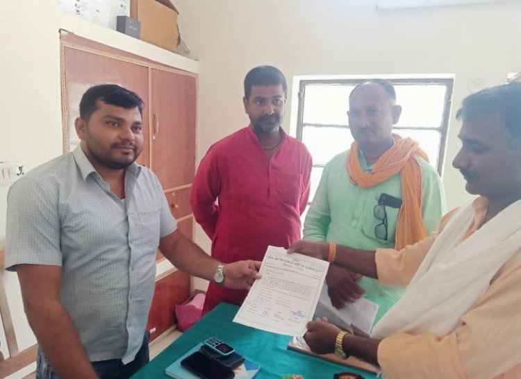 विद्युत विभाग की लापरवाही, ग्रामीणों ने सौंपा पत्र 