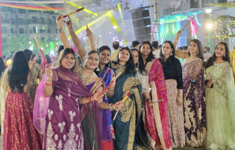 डांडिया की मस्ती में झूमा बेलीना, लोगों ने पार्टनर के साथ मचाया धमाल