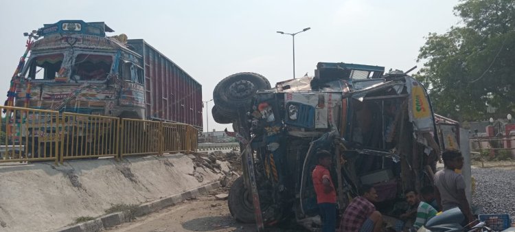 दो ट्रकों में जोरदार  टक्कर दो घायल