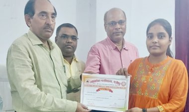 संस्थापक सचिव/प्रबंधक जन्मशताब्दी वर्ष समारोह पर छात्र - छात्राओं को वितरित किया गया प्रमाण-पत्र